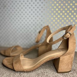 Women’s Tan Low Heels Size 6